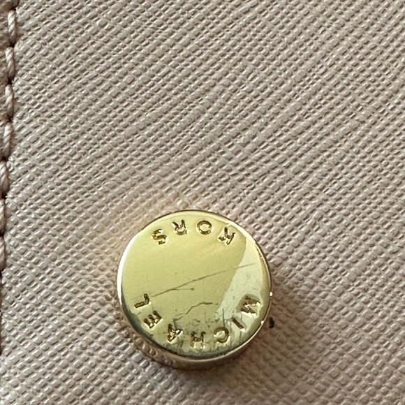 Michael kors cross body like brand new - Picture 13 of 16